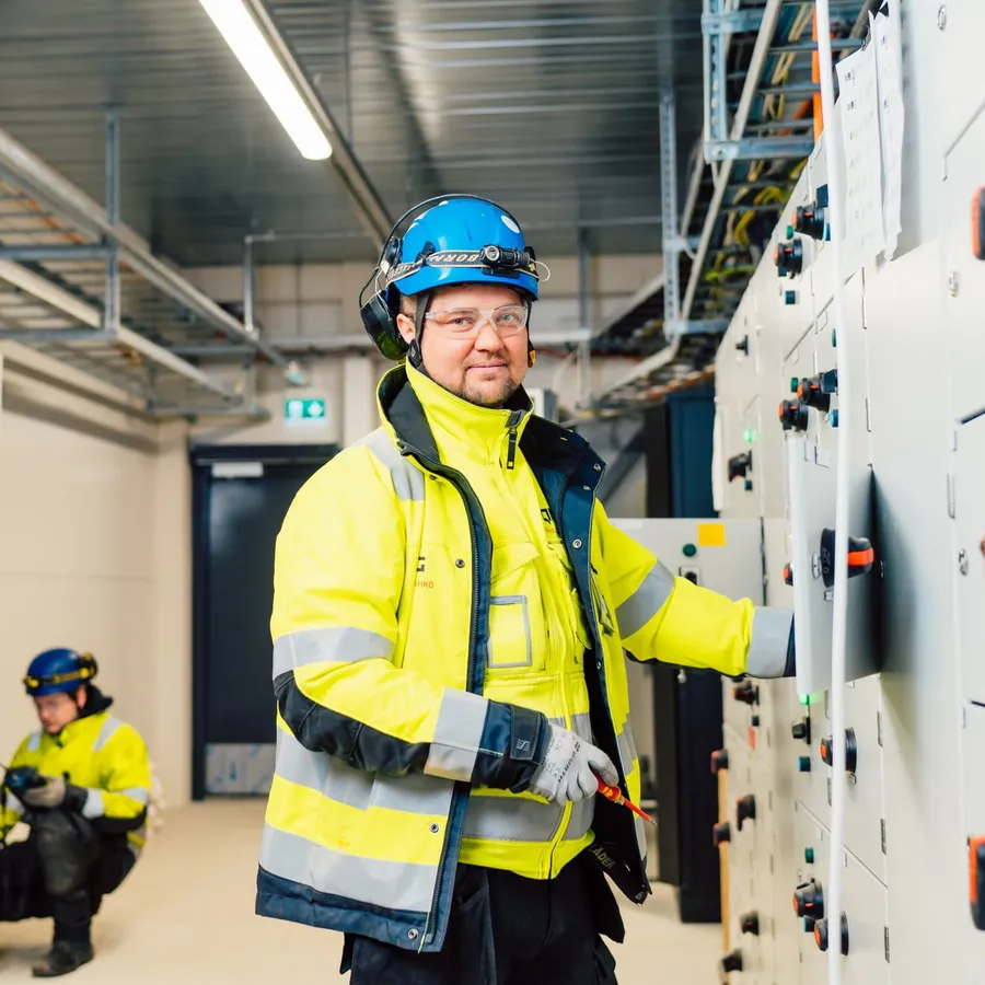 Sähköasentajia työssään