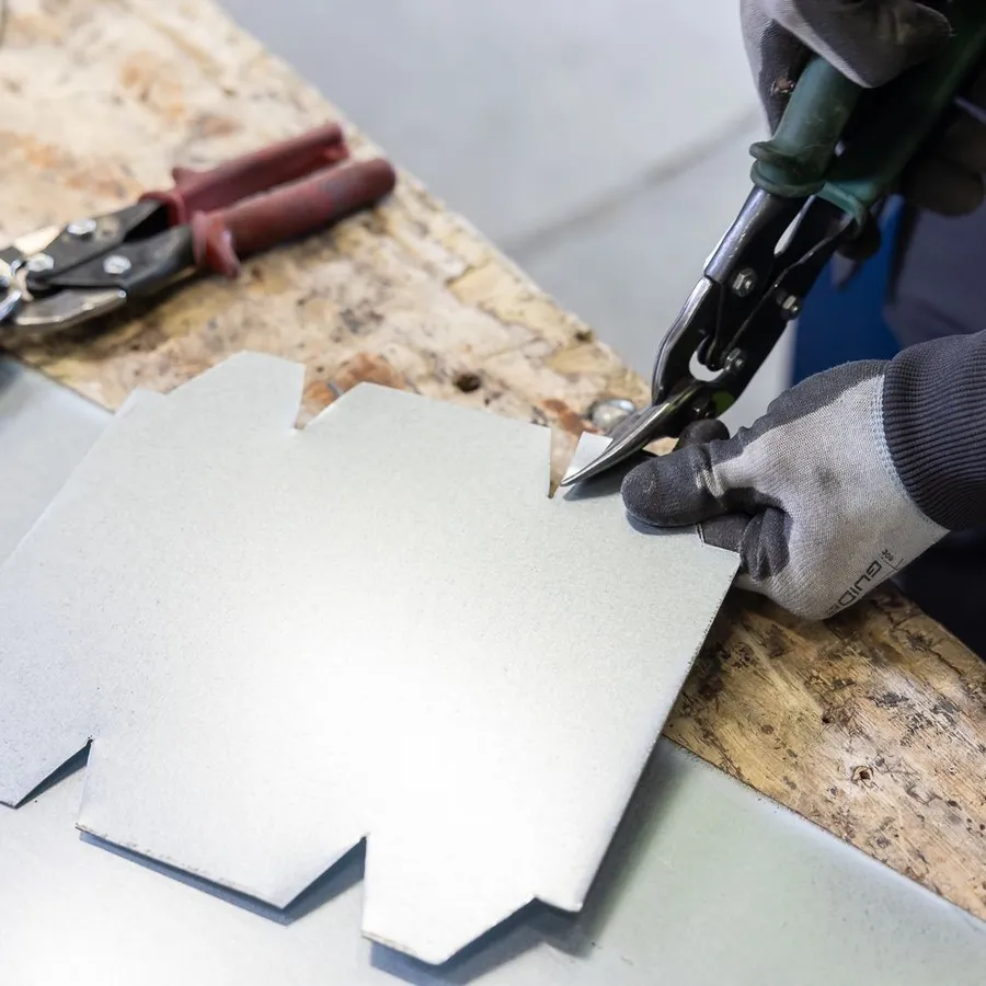 Nimlas-talotekniikka-alan ammattilainen leikkaa muottia