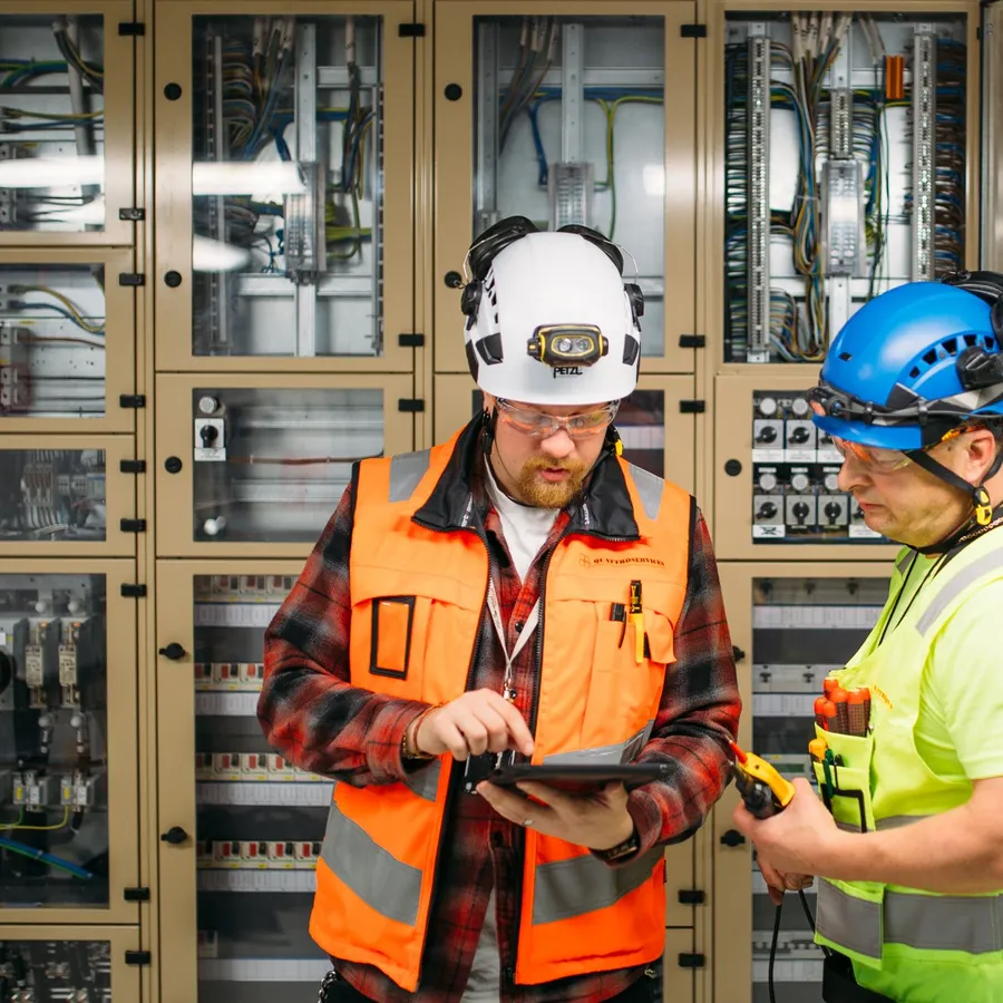 Quattroservicesin talotekniikka-asentajat työskentelevät sähkö- ja automaatiojärjestelmän parissa – LVISA-urakointi ja talotekniikkaratkaisut.