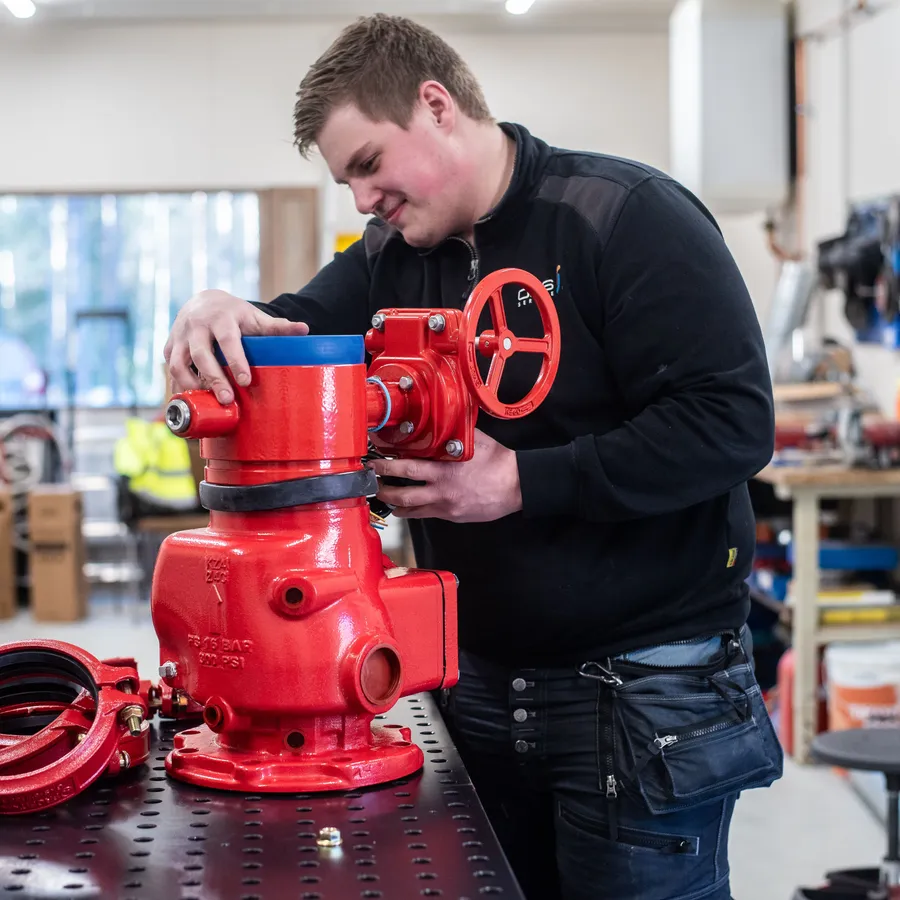 Nimlas-ammattilainen käsittelee talotekniikkaan liittyvää LV-osaa